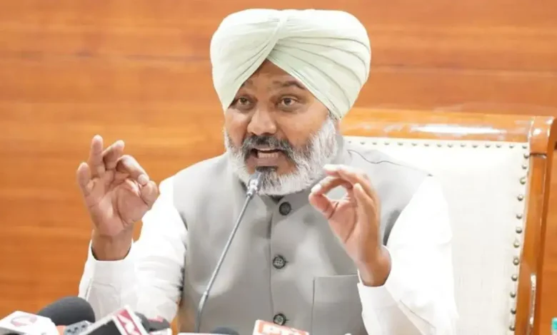 भारत में विदेशी निवेश (FDI) में गिरावट और आर्थिक नीतियों पर चर्चा करते हुए विश्लेषणात्मक दृश्य