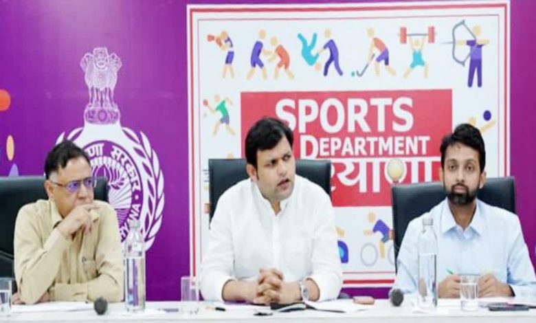 गौरव गौतम हरियाणा खेल स्टेडियम और खेल विकास योजनाओं की समीक्षा बैठक करते हुए