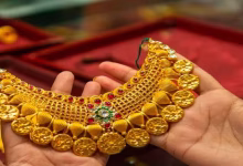 Today Gold Price: सोना हुआ और महंगा सोने के सिक्कों और गहनों के साथ बाजार में बढ़ते दाम का दृश्य