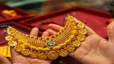 Today Gold Price: सोना हुआ और महंगा सोने के सिक्कों और गहनों के साथ बाजार में बढ़ते दाम का दृश्य