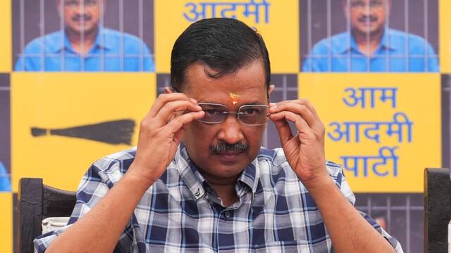 दिल्ली में बिजली कटौती और भीषण गर्मी के बीच परेशान लोग