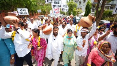 दिल्ली जल बोर्ड कार्यालय के बाहर आम आदमी पार्टी का मटका फोड़ प्रदर्शन और विरोध करते कार्यकर्ता
