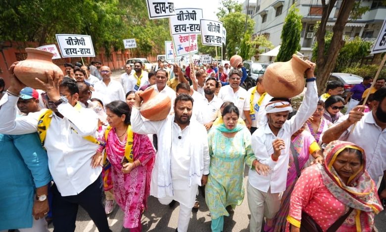 दिल्ली जल बोर्ड कार्यालय के बाहर आम आदमी पार्टी का मटका फोड़ प्रदर्शन और विरोध करते कार्यकर्ता