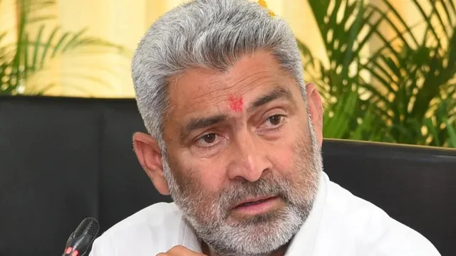 पंजाब में गेहूं खरीद प्रक्रिया की समीक्षा करते लाल चंद कटारूचक्क और अधिकारी