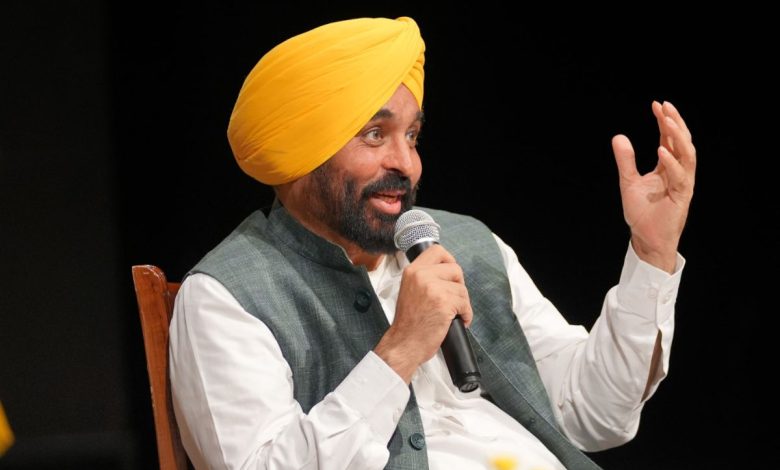 पंजाब के एक कॉलेज में नवनिर्मित लर्नर सपोर्ट सेंटर के हेल्प डेस्क पर काउंसर से उच्च शिक्षा और दाखिले की जानकारी लेते कामकाजी युवा और महिला छात्र।