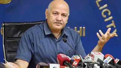 ED छापेमारी विवाद पर मनीष सिसोदिया और AAP के आरोपों को दर्शाती प्रतीकात्मक तस्वीर