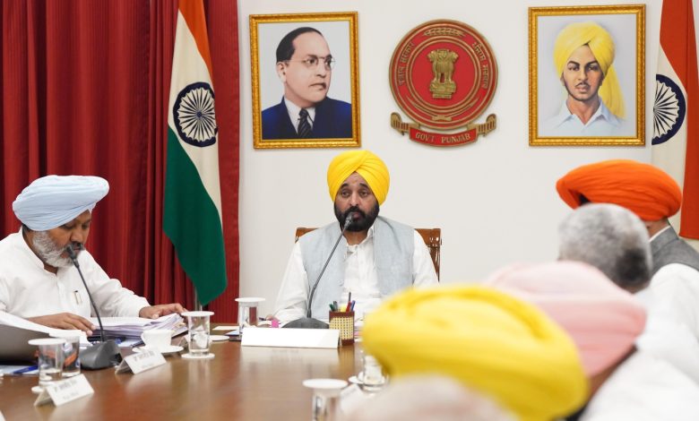 CM फ्लाइंग स्क्वाड द्वारा पंजाब में नई बनी सड़कों की गुणवत्ता का निरीक्षण करते अधिकारी