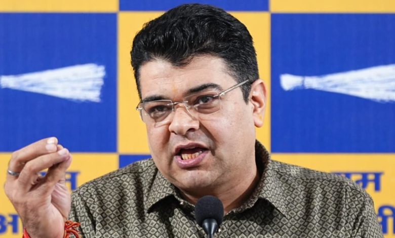 AAP नेता अंकुश नारंग MCD वार्ड कमेटी चुनाव स्थगन पर बयान देते हुए