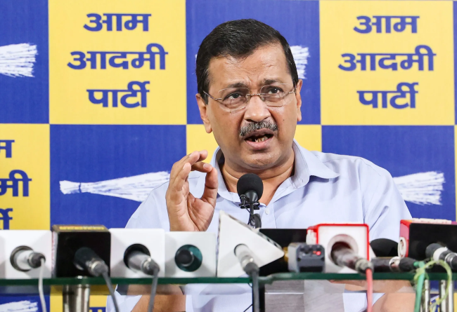 भारत में आर्थिक इमरजेंसी की स्थिति पर प्रेस कॉन्फ्रेंस करते अरविंद केजरीवाल।