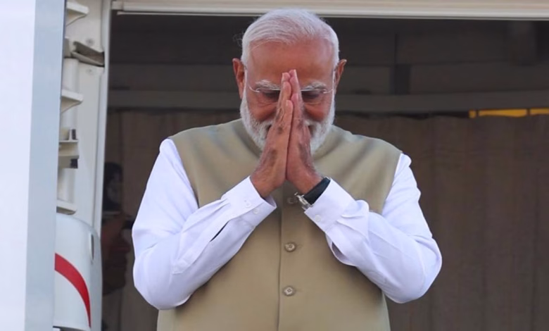 पीएम नरेंद्र मोदी संयुक्त अरब अमीरात, नीदरलैंड, स्वीडन, नॉर्वे और इटली की पांच देशों की यात्रा पूरी कर दिल्ली हवाई अड्डे पर लौटते हुए।