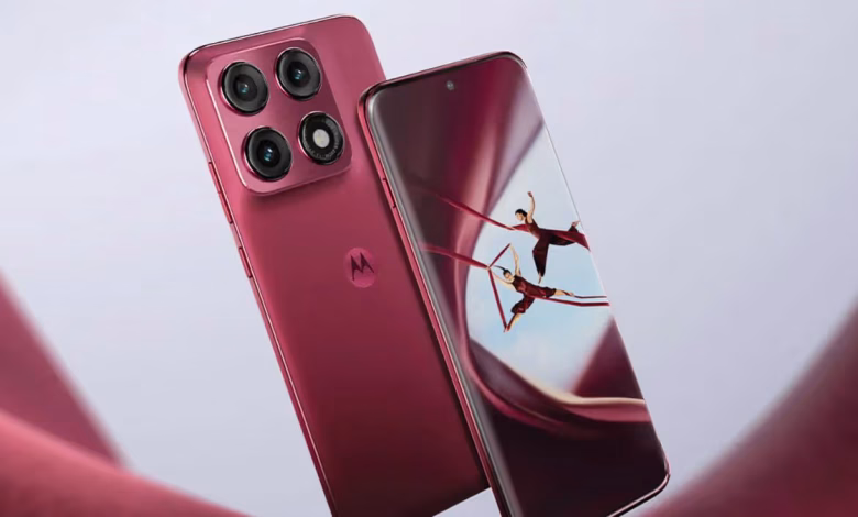 Motorola Edge 70 Pro+ 5G स्मार्टफोन जिसमें 50MP कैमरा और 6500mAh बैटरी के साथ प्रीमियम डिजाइन दिखाया गया है।