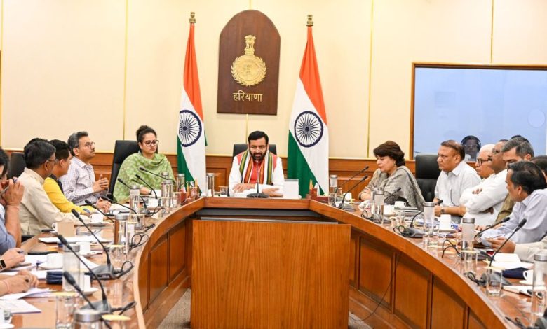 मुख्यमंत्री द्वारा अंतर्राष्ट्रीय योग दिवस की तैयारियों को लेकर बैठक करते हुए अधिकारी