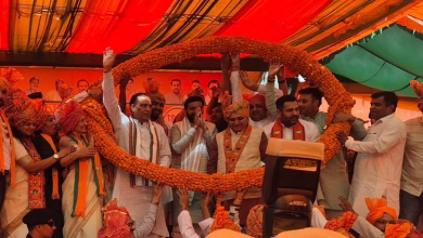 हरियाणा निकाय चुनाव अभियान के दौरान सीएम नायब सिंह सैनी सोनीपत में जनसंपर्क करते हुए।
