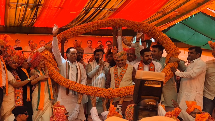 हरियाणा निकाय चुनाव अभियान के दौरान सीएम नायब सिंह सैनी सोनीपत में जनसंपर्क करते हुए।