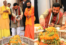 मुख्यमंत्री नायब सिंह सैनी पिहोवा के प्राचीन अरुणाय शिव मंदिर में शिवलिंग पर जलाभिषेक और पूजा-अर्चना करते हुए।