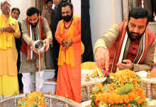 मुख्यमंत्री नायब सिंह सैनी पिहोवा के प्राचीन अरुणाय शिव मंदिर में शिवलिंग पर जलाभिषेक और पूजा-अर्चना करते हुए।