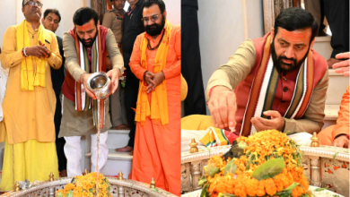 मुख्यमंत्री नायब सिंह सैनी पिहोवा के प्राचीन अरुणाय शिव मंदिर में शिवलिंग पर जलाभिषेक और पूजा-अर्चना करते हुए।