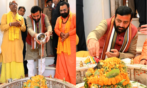 मुख्यमंत्री नायब सिंह सैनी पिहोवा के प्राचीन अरुणाय शिव मंदिर में शिवलिंग पर जलाभिषेक और पूजा-अर्चना करते हुए।