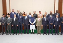 भारत मंडपम में BRICS विदेश मंत्रियों के सम्मेलन के दौरान प्रधानमंत्री नरेंद्र मोदी और सदस्य देशों के प्रतिनिधि।
