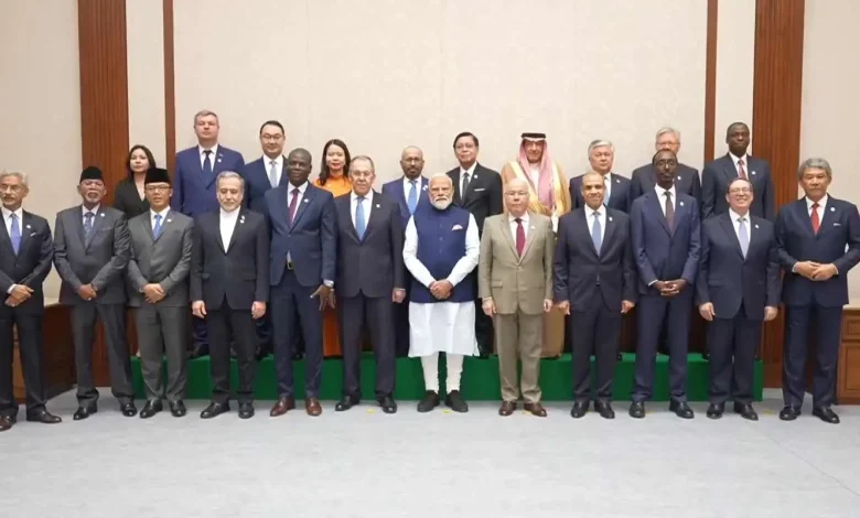 भारत मंडपम में BRICS विदेश मंत्रियों के सम्मेलन के दौरान प्रधानमंत्री नरेंद्र मोदी और सदस्य देशों के प्रतिनिधि।