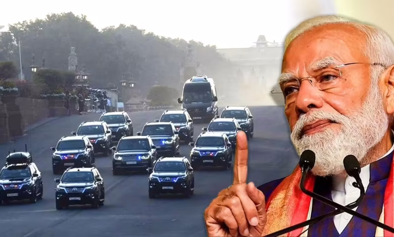 प्रधानमंत्री मोदी अपने काफिले का आकार घटाते हुए और उसमें इलेक्ट्रिक वाहन शामिल करते हुए।