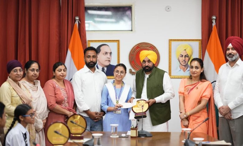 भगवंत मान सरकार की शिक्षा क्रांति का असर, 10वीं बोर्ड परीक्षा में पहले तीन में दो स्थानों पर छात्राओं ने मारी बाजी