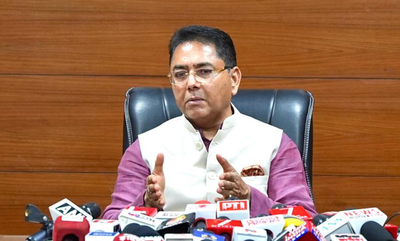 भाजपा ने पश्चिम बंगाल में वोट चुराए, अब तेल की कीमतें बढ़ाकर लोगों को लूट रही है: अमन अरोड़ा