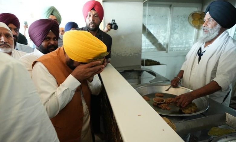 मुख्यमंत्री भगवंत सिंह मान ने श्री हरिमंदिर साहिब में माथा टेका, बेअदबी विरोधी ऐतिहासिक कानून बनाने की समझ और शक्ति देने के लिए परमात्मा का शुक्राना किया