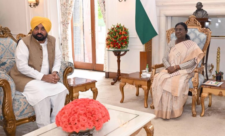 पंजाब के मुख्यमंत्री भगवंत सिंह मान ने राष्ट्रपति से की मुलाकात, 'पंजाब के गद्दार' राज्यसभा सदस्यों की सदस्यता रद्द करने की मांग की