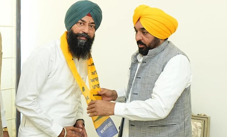 विश्व प्रसिद्ध कबड्डी खिलाड़ी संदीप लुधड़ अपने साथियों के साथ आप में शामिल