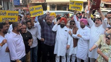 'आप' के 'ट्रेड विंग' ने गैस सिलेंडर की कीमतों में बढ़ोतरी के खिलाफ घंटा घर पर विरोध प्रदर्शन किया