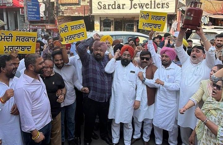 'आप' के 'ट्रेड विंग' ने गैस सिलेंडर की कीमतों में बढ़ोतरी के खिलाफ घंटा घर पर विरोध प्रदर्शन किया