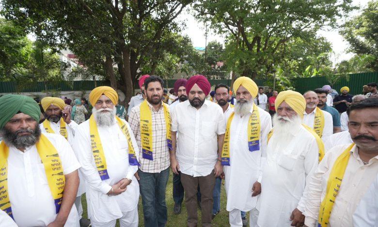 बेअदबी विरोधी सख्त कानून से प्रभावित होकर अकाली दल और कांग्रेस के सैकड़ों नेता व कार्यकर्ता 'आप' में शामिल