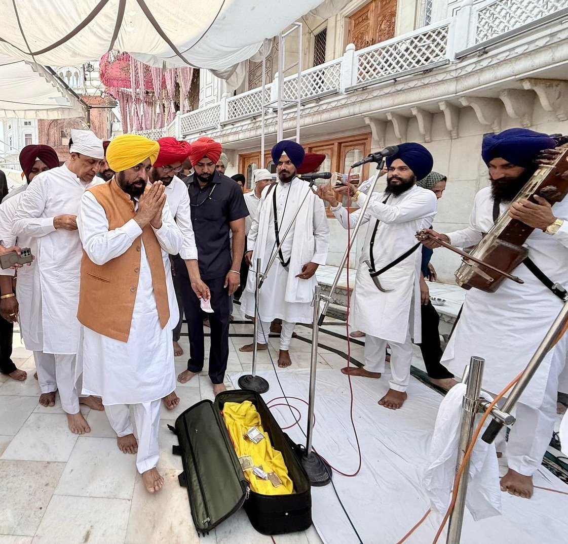 मुख्यमंत्री भगवंत सिंह मान ने श्री हरिमंदिर साहिब में माथा टेका, बेअदबी विरोधी ऐतिहासिक कानून बनाने की समझ और शक्ति देने के लिए परमात्मा का शुक्राना किया