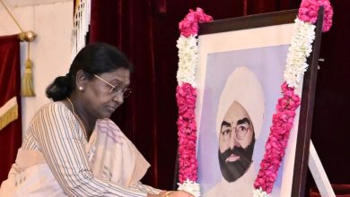 Giani Zail Singh जयंती पर राष्ट्रपति द्रौपदी मुर्मू द्वारा राष्ट्रपति भवन में पुष्पांजलि अर्पित करती हुई तस्वीर