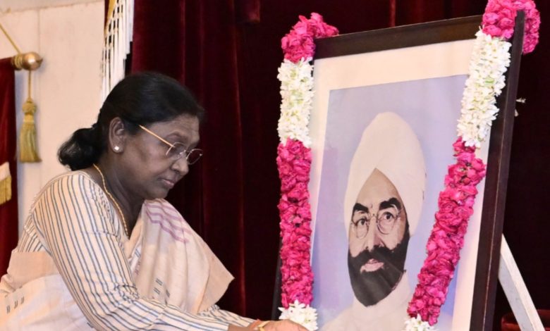 Giani Zail Singh जयंती पर राष्ट्रपति द्रौपदी मुर्मू द्वारा राष्ट्रपति भवन में पुष्पांजलि अर्पित करती हुई तस्वीर