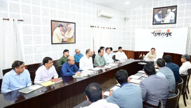 सीएम पुष्कर सिंह धामी द्वारा कैंप कार्यालय में सौर जागरूकता पुस्तिका का विमोचन