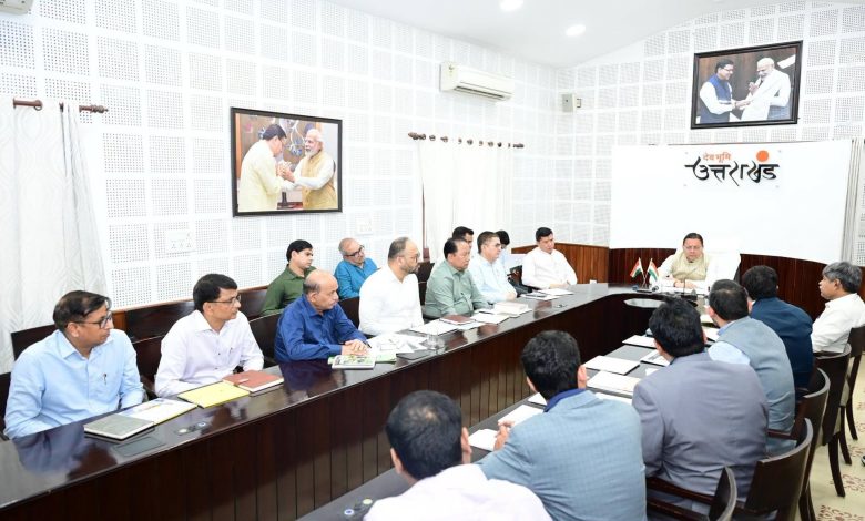 सीएम पुष्कर सिंह धामी द्वारा कैंप कार्यालय में सौर जागरूकता पुस्तिका का विमोचन