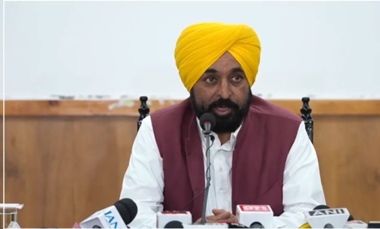 संगरूर में प्रेस कॉन्फ्रेंस के दौरान भगवंत मान भाजपा और केंद्र सरकार पर आरोप लगाते हुए बोलते हुए।