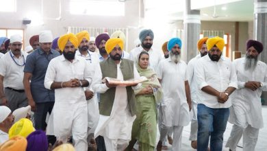 मुख्यमंत्री भगवंत सिंह मान ऐतिहासिक गुरुद्वारा श्री जोतिसर साहिब में श्री गुरु ग्रंथ साहिब जी के सामने नतमस्तक होते हुए।