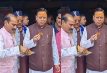 सीएम पुष्कर सिंह धामी बेरीनाग बाजार दौरे के दौरान जलेबी का स्वाद लेते हुए और लोगों से बातचीत करते हुए