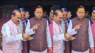 सीएम पुष्कर सिंह धामी बेरीनाग बाजार दौरे के दौरान जलेबी का स्वाद लेते हुए और लोगों से बातचीत करते हुए