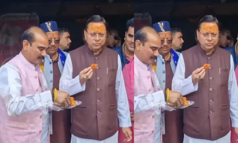 सीएम पुष्कर सिंह धामी बेरीनाग बाजार दौरे के दौरान जलेबी का स्वाद लेते हुए और लोगों से बातचीत करते हुए