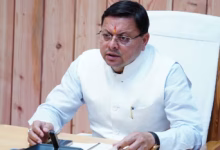 असम शपथ ग्रहण सीएम धामी गुवाहाटी पहुंचने पर भाजपा कार्यकर्ताओं द्वारा स्वागत करते हुए।