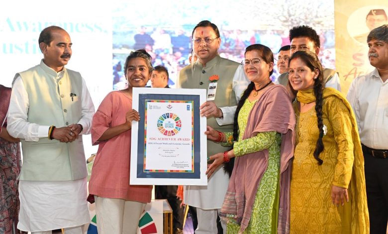 अल्मोड़ा में एसडीजी एचीवर्स अवार्ड समारोह में मुख्यमंत्री पुष्कर सिंह धामी मंच पर संबोधन देते हुए
