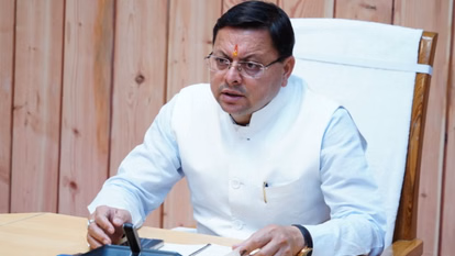 असम शपथ ग्रहण सीएम धामी गुवाहाटी पहुंचने पर भाजपा कार्यकर्ताओं द्वारा स्वागत करते हुए।