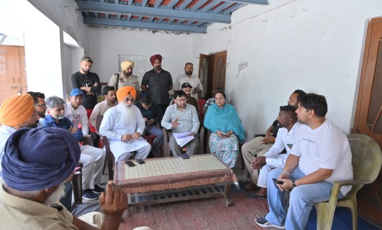 कैबिनेट मंत्री रवजोत सिंह गांव बुब्बा में ‘मेरा घर मेरे नाम योजना’ के तहत घरों के मालिकाना हक के दस्तावेज वितरित करते हुए।