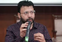 पंजाब के NRI मामलों के मंत्री डॉ. रवजोत सिंह डिजिटल स्क्रीन के जरिए प्रवासी पंजाबियों से 'NRI Online Milni' में संवाद करते हुए।