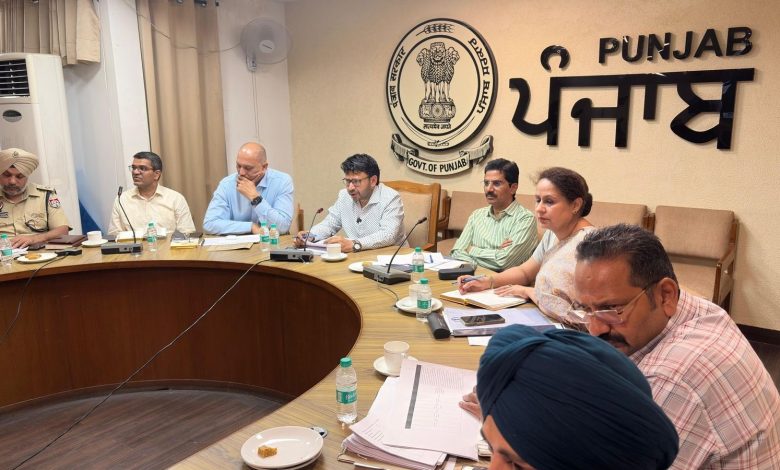 एनआरआई मंत्री रवजोत सिंह ऑनलाइन बैठक में प्रवासी समुदाय की शिकायतों पर चर्चा करते हुए।