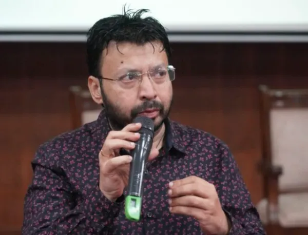 पंजाब के NRI मामलों के मंत्री डॉ. रवजोत सिंह डिजिटल स्क्रीन के जरिए प्रवासी पंजाबियों से 'NRI Online Milni' में संवाद करते हुए।